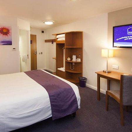 Premier Inn Swindon Central ภายนอก รูปภาพ