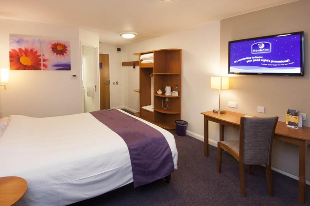 Premier Inn Swindon Central ภายนอก รูปภาพ