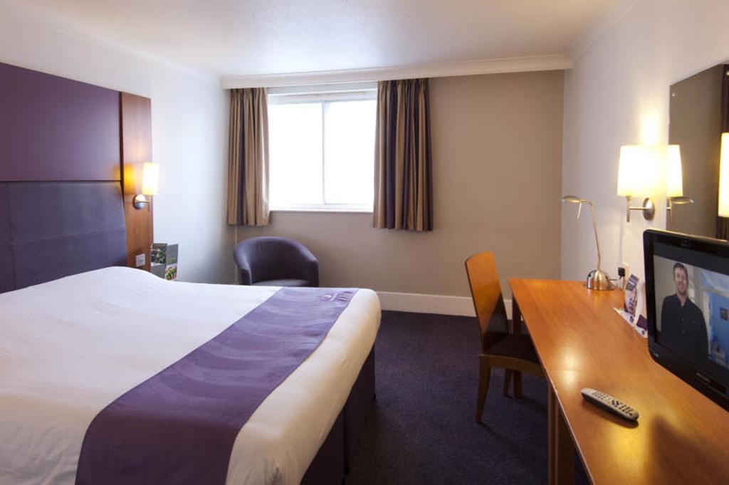 Premier Inn Swindon Central ภายนอก รูปภาพ