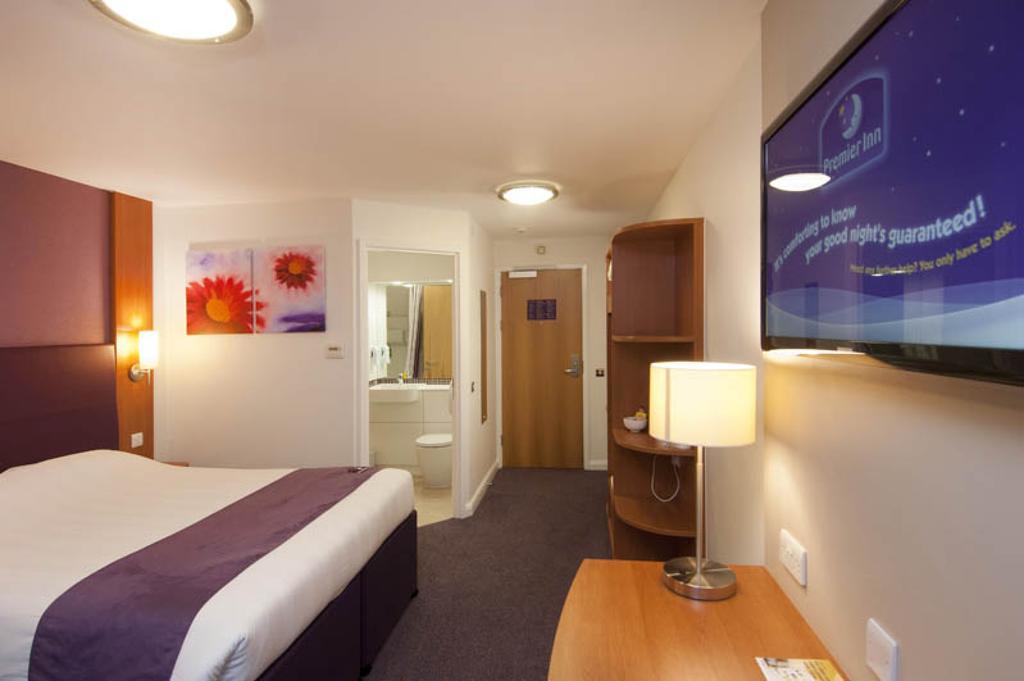 Premier Inn Swindon Central ภายนอก รูปภาพ